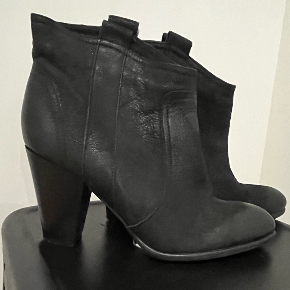 Black Roberto Vianni leather boots.